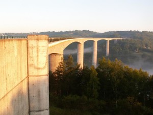 Most pred mestom Ussel, dlhý 850 m. Takýchto mostov nad hlbokým údolím je v okolí viac.