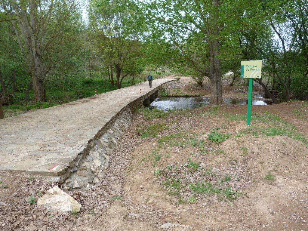 Most nad potokom Rivera de Huesna. Počas celej prechádzky sme jaštericu nevideli!