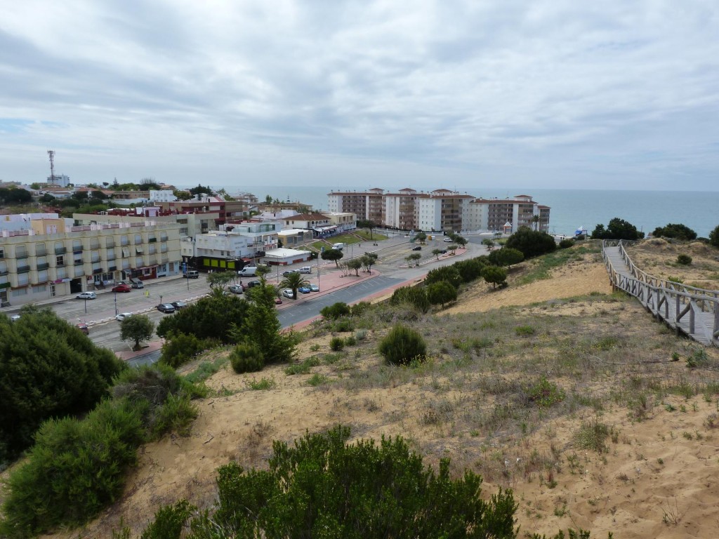 Západný okraj mesta Torre de la Higuera s veľkou piesočnou dunou.