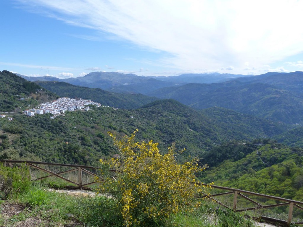 Výhliadka z odpočívadla pred dedinou Algatocín na pohorie Serranía de Ronda.