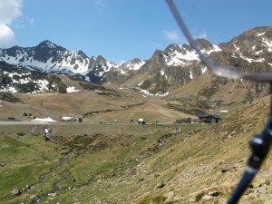 Koniec asfaltovej cesty a začiatok lanoviek k vrcholom vo výške 2500-2600 m.n.m. Pohľad do údolia k mestu El Serrat a na druhú stranu s hotelom pre lyžiarov Cabana de Eucasser vo výške 2220 m.n.m. Stretli sme tu poliaka so španielskou manželkou.