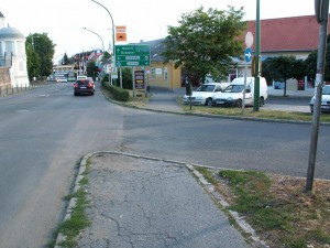 Chodník z jednej strany cesty i z druhej. Nie je tam ale na malovaný prechod. Nie je tu ani značka pre prechod. Skoro ma tu zrazilo auto. Takže "hop" a preskočiť. Foto 21.07.2010